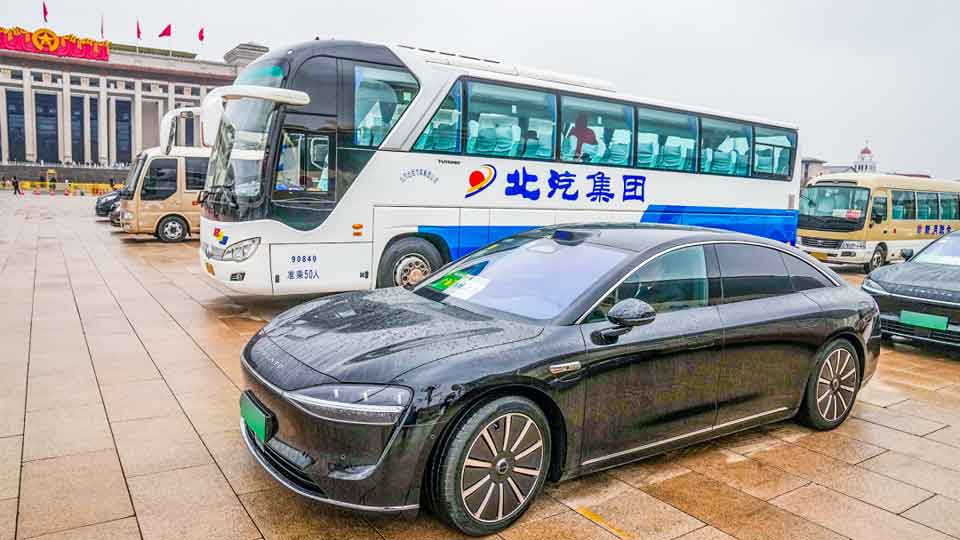 智电新车首“上会” 米兰MiLan体育集团连续22年为全国两会提供用车和服务保障